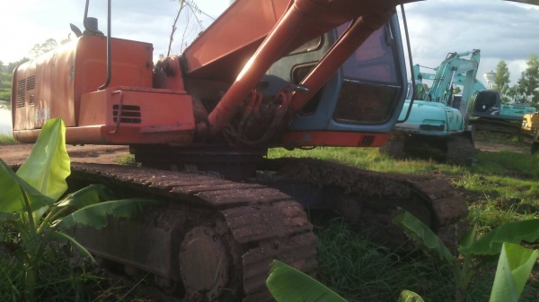 แบ็คโฮ ยื่ห้อHITACHI รุ่สEX 200-2 SUPERสภาพใช้งานได้เลย สนใจติดต่อ 0835601591 หรือ 0903494058