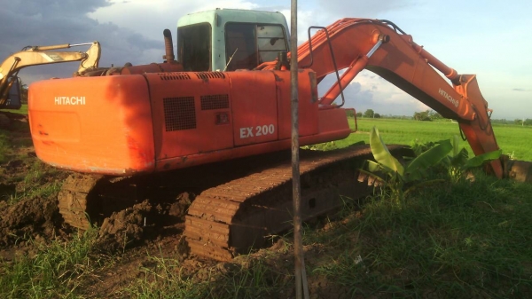 แบ็คโฮ ยื่ห้อHITACHI รุ่สEX 200-2 SUPERสภาพใช้งานได้เลย สนใจติดต่อ 0835601591 หรือ 0903494058