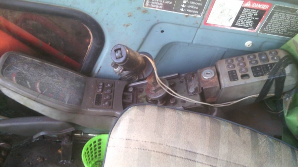 แบ็คโฮ ยื่ห้อHITACHI รุ่สEX 200-2 SUPERสภาพใช้งานได้เลย สนใจติดต่อ 0835601591 หรือ 0903494058