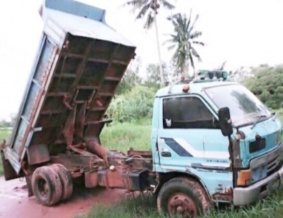 ISUZU KS 22 - 155 HP 4HL1 หกล้อดั๊มพ์ กระบะดั๊มพ์เหล็ก 5 ตันความยาว 3.60 เมตรพร้อมบรรทุกหนักพรัอมใช้งานได้เลย เครื่องยนต์ 155 แรงวางเครื่องใหม่แจ้งลงเล่มครบถูกต้อง ภายในเก๋งคอนโซลครบ พวงมาลัยธรรมดา ช่วงล่างใหญ่แน่นดีคัชซีไม่บวม ติด F หน้าหลังครบ ยาง 8.25