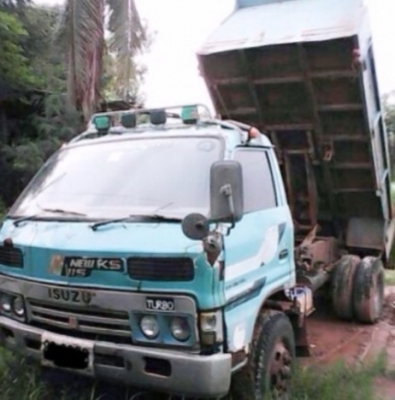 ISUZU KS 22 - 155 HP 4HL1 หกล้อดั๊มพ์ กระบะดั๊มพ์เหล็ก 5 ตันความยาว 3.60 เมตรพร้อมบรรทุกหนักพรัอมใช้งานได้เลย เครื่องยนต์ 155 แรงวางเครื่องใหม่แจ้งลงเล่มครบถูกต้อง ภายในเก๋งคอนโซลครบ พวงมาลัยธรรมดา ช่วงล่างใหญ่แน่นดีคัชซีไม่บวม ติด F หน้าหลังครบ ยาง 8.25