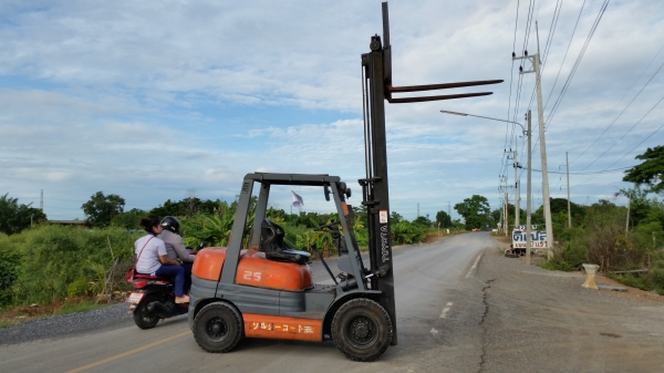 ขายด่วนรถยก TOYOTA 6FGยก2.5ตันเสาสูง3เมตรยางตันหน้าหลังรถนอกนำเข้ายังไม่เคยใช้งานในเมืองไทยเลย=รุ่นใหม่ขายถูกๆๆ