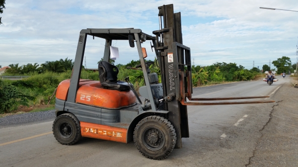 ขายด่วนรถยก TOYOTA 6FGยก2.5ตันเสาสูง3เมตรยางตันหน้าหลังรถนอกนำเข้ายังไม่เคยใช้งานในเมืองไทยเลย=รุ่นใหม่ขายถูกๆๆ