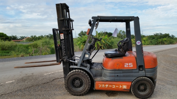 ขายด่วนรถยก TOYOTA 6FGยก2.5ตันเสาสูง3เมตรยางตันหน้าหลังรถนอกนำเข้ายังไม่เคยใช้งานในเมืองไทยเลย=รุ่นใหม่ขายถูกๆๆ