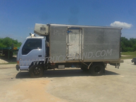 ISUZU  NPR  6 ล้อ  บรรทุกตู้เย็น  120  แรงม้า ตู้ 3 ประตู