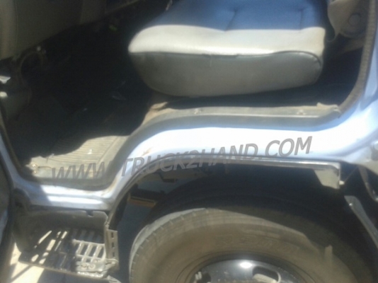 ISUZU  NPR  6 ล้อ  บรรทุกตู้เย็น  120  แรงม้า ตู้ 3 ประตู