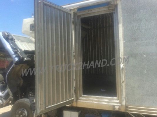ISUZU  NPR  6 ล้อ  บรรทุกตู้เย็น  120  แรงม้า ตู้ 3 ประตู