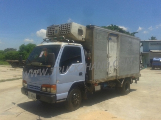 ISUZU  NPR  6 ล้อ  บรรทุกตู้เย็น  120  แรงม้า ตู้ 3 ประตู