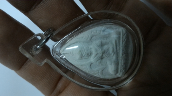 หลวงปู่ดู่ พรหมปัญโญ พระจักรพรรดิ์ หลังพระธาตุ พระธาตุแก้วผลึกกำลังขึ้น มารับไปสวดมนต์