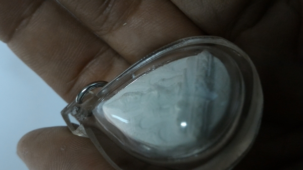 หลวงปู่ดู่ พรหมปัญโญ พระจักรพรรดิ์ หลังพระธาตุ พระธาตุแก้วผลึกกำลังขึ้น มารับไปสวดมนต์ หลวงปู่ดู่ พรหมปัญโญ พระจักรพรรดิ์ หลังพระธาตุ พระธาตุแก้วผลึกกำลังขึ้น มารับไปสวดมนต์