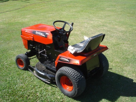 ขายรถตัดหญ้าแบบนั่งขับ 12.5 แรงม้า