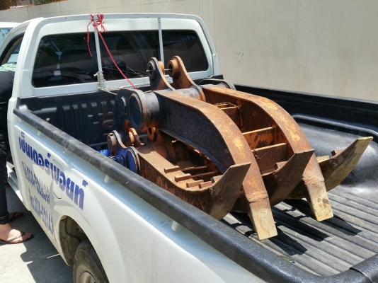 ขอบคุณลูกค้า ที่มาอุดหนุนหัวคีบไม้ของ tractor-backhoe ไปใส่กับ PC200