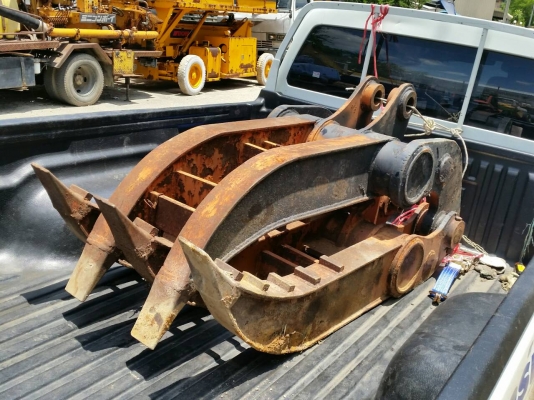 ขอบคุณลูกค้า ที่มาอุดหนุนหัวคีบไม้ของ tractor-backhoe ไปใส่กับ PC200