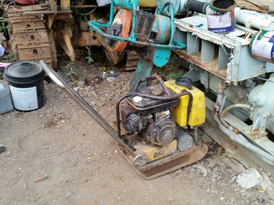 ขาย เครื่องตบดิน อัดดิน แบบเพลท เตารีด สีเหลือง เครื่อง ROBIN 4จังหวะ