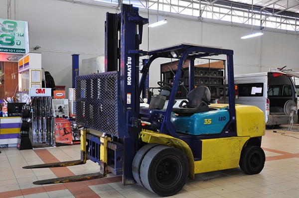 ขายรถโฟล์คลิฟท์มือสอง KOMATSU รุ่น FD35W7  ราคา 470,000 บาท นำเข้าจากประเทศญี่ปุ่น 100\% ไม่เคยใช้งานในประเทศไทย