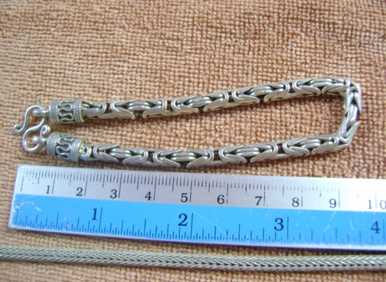 สร้อยคอเงิน และสร้อยข้อมือ