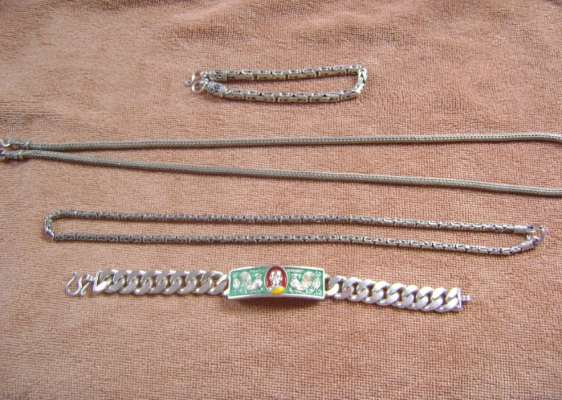 สร้อยคอเงิน และสร้อยข้อมือ