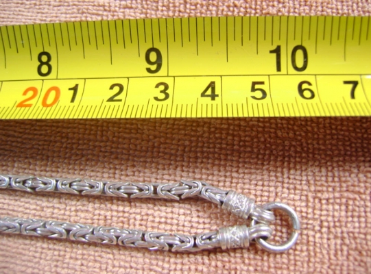 สร้อยคอเงิน และสร้อยข้อมือ