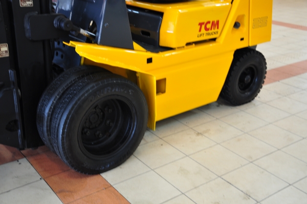 ขายรถโฟล์คลิฟท์มือสอง TCM รุ่น FD25Z2  ราคา 245,000 บาท นำเข้าจากประเทศญี่ปุ่น 100\% ไม่เคยใช้งานในประเทศไทย