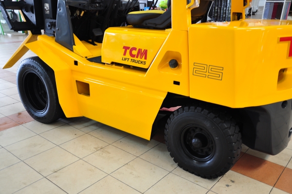 ขายรถโฟล์คลิฟท์มือสอง TCM รุ่น FD25Z2  ราคา 245,000 บาท นำเข้าจากประเทศญี่ปุ่น 100\% ไม่เคยใช้งานในประเทศไทย