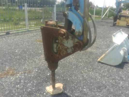 รถแบคโฮมีหัวเจาะ