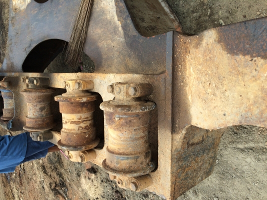 ขายโรเลอร์ KOMATSU PC200 รุ่น 7 ลูกละ 2000 บาท ขายโรเลอร์ KOMATSU PC200 รุ่น 7 ลูกละ 2000 บาท