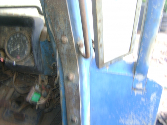 หัวยาว  145 แรง  เกียร์กลาง  2 เพลา  ทะเบียนขาดปี 55   ราคา        270,000  บาท