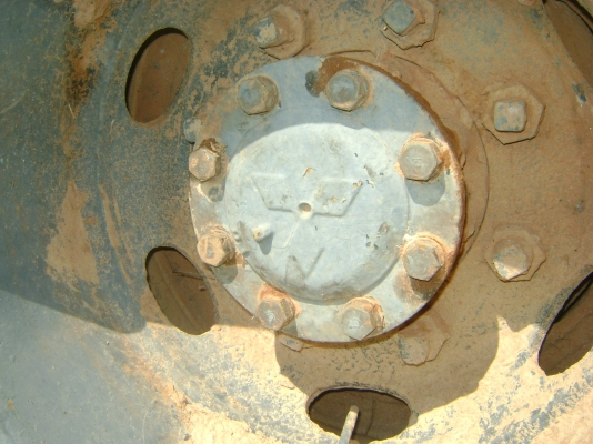 หัวยาว  145 แรง  เกียร์กลาง  2 เพลา  ทะเบียนขาดปี 55   ราคา        270,000  บาท