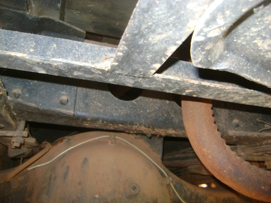 หัวยาว  145 แรง  เกียร์กลาง  2 เพลา  ทะเบียนขาดปี 55   ราคา        270,000  บาท