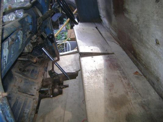 หัวยาว  145 แรง  เกียร์กลาง  2 เพลา  ทะเบียนขาดปี 55   ราคา        270,000  บาท