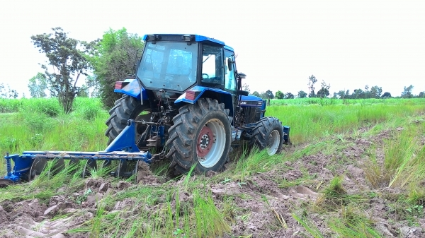 ขายรถไถ 7840 เกียร์ ธรรมดา 12x12 6 สูบ 120 แรงม้าแอร์เย็นเพลงเพาะทะเบียนพร้อมโอน 0876743909 ด่วน ครับ ขายรถไถ 7840 เกียร์ ธรรมดา 12x12 6 สูบ 120 แรงม้าแอร์เย็นเพลงเพาะทะเบียนพร้อมโอน 0876743909 ด่วน ครับ