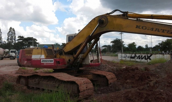 ขาย KOMATSU PC 200-5 ตูดแดง คอนโทรนสั้น สภาพสวยพร้อมใช้ ราคาต่อรองได้ ติดต่อได้ที่คุณ อ๊อฟ พิจิตร 086-737-9991