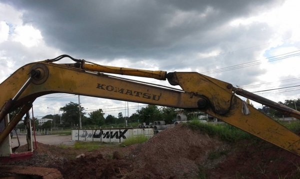 ขาย KOMATSU PC 200-5 ตูดแดง คอนโทรนสั้น สภาพสวยพร้อมใช้ ราคาต่อรองได้ ติดต่อได้ที่คุณ อ๊อฟ พิจิตร 086-737-9991