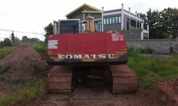 ขาย KOMATSU PC 200-5 ตูดแดง คอนโทรนสั้น สภาพสวยพร้อมใช้ ราคาต่อรองได้ ติดต่อได้ที่คุณ อ๊อฟ พิจิตร 086-737-9991