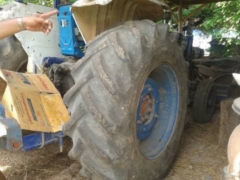 ขายรถไถฟอร์ด 5500 T3 เอกสารเล่มทะเบียนพร้อม อุปกรณ์มีผานดันหน้า และผาน 3