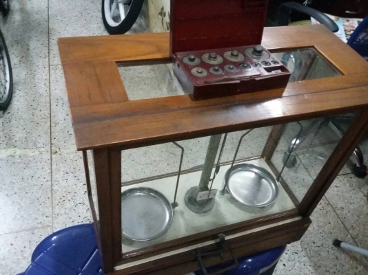 ตาชั่งทองโบราณแบบตู้