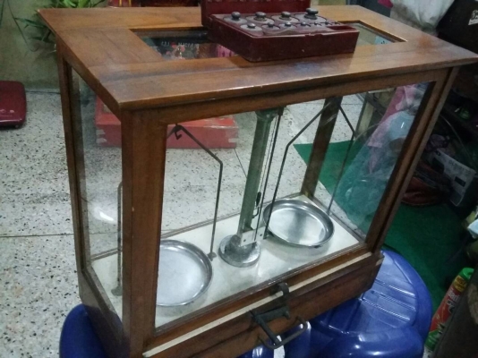 ตาชั่งทองโบราณแบบตู้