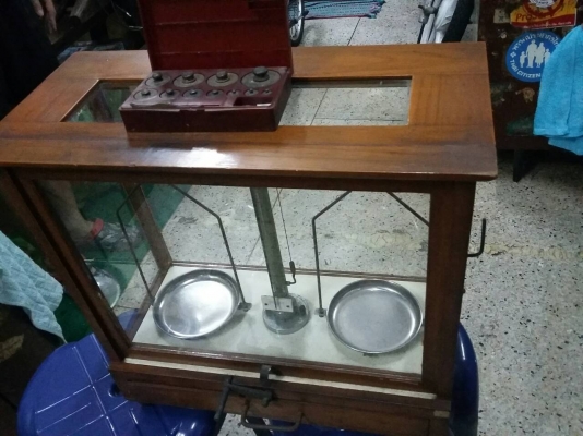 ตาชั่งทองโบราณแบบตู้