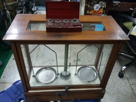 ตาชั่งทองโบราณแบบตู้