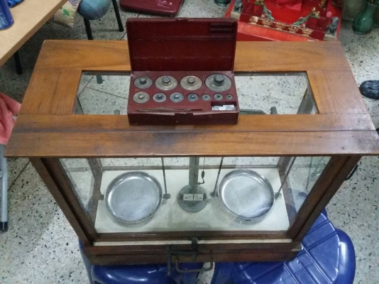 ตาชั่งทองโบราณแบบตู้