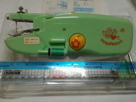 จักรเย็บผ้าพกพา เย็บผ้าได้ดี ใช้งานง่ายจะจับหรือยึดขอบโต๊ะได้ ใช้พลังงานจากถ่านหรือเสียบหม้อแปลงเล็กๆได้