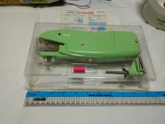 จักรเย็บผ้าพกพา เย็บผ้าได้ดี ใช้งานง่ายจะจับหรือยึดขอบโต๊ะได้ ใช้พลังงานจากถ่านหรือเสียบหม้อแปลงเล็กๆได้