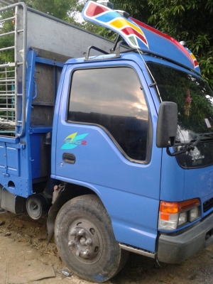 หกล้อ อีซูซุ NQR130โบว์ ปี47 แอร์ พาเวอร์ ยางเรเดียลร์ ช่วงยาว 5.50ม สภาพดีสวยบางเดิมทั้งคัน ทะเบียนพร้อมโอน