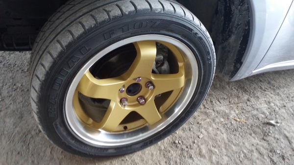 ขายแม็กขอบ17 กว้าง7.5 พร้อมยางครับ 1ชุด 4วงครับ 8000 บาทครับ