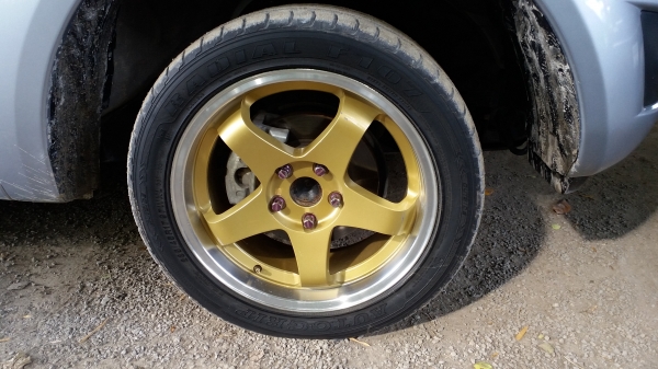 ขายแม็กขอบ17 กว้าง7.5 พร้อมยางครับ 1ชุด 4วงครับ 8000 บาทครับ