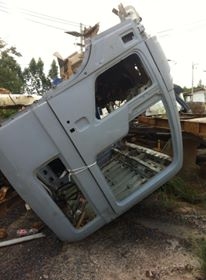 ขายซากฮีโน่หกล้อใหญ่ ไม่มีทะเบียนตามสภาพ เฟืองท้ายดี คานหน้าดีไว้เป็นอะหลั่ย หัวเก๋งไฮเทคปะผุแล้ว ของไม่ครบ