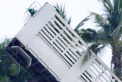 HINO PROFIA 320 HP P11C รถบรรทุกสิบสองล้อ 2 เพลา กระบะดั๊มพ์เหล็ก 12 ตันคอกสูงเกษตรของสามมิตรลอนเฉียง มีระบบลากพ่วง เครื่องยนต์แรงดีแน่นดีไม่มีเยิ้ม ภายในห้องเก๋งสะอาดสวยคอนโซลครบ แอร์เย็น พวงมาลัยเพาเวอร์ ระบบเบรคทริ๊ปฟี้ครบครัน ช่วงล่างใหญ่แน่นดีคัชซีสว