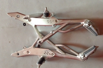 ธารนนทบุรี//ขาย พักเท้าเดิม kawasaki er 650 ราคา 3,500 บาท