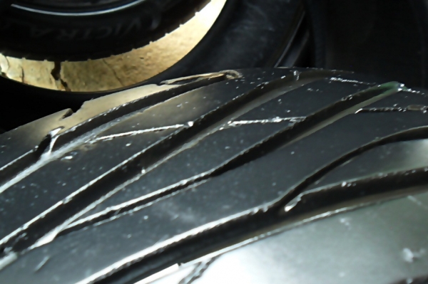 ยางขอบ17  Maxxis 215-55-R17ลงพื้นปลายปี13(4เส้น2,400บ)