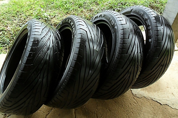ยางขอบ17  Maxxis 215-55-R17ลงพื้นปลายปี13(4เส้น2,400บ)